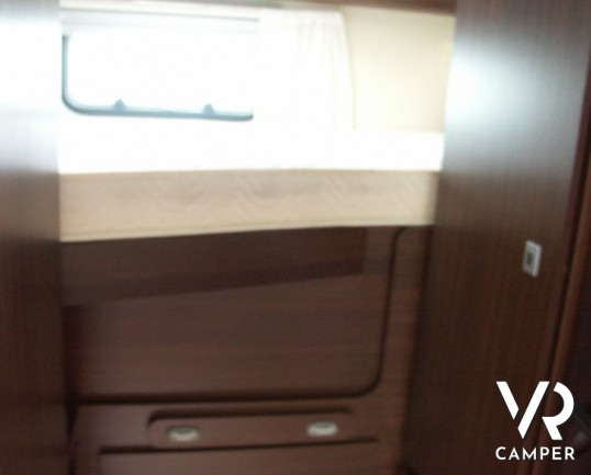 Arca P 699 GLM: camper usato semintegrale con garage regolabile in altezza, letto basculante, usato recente.