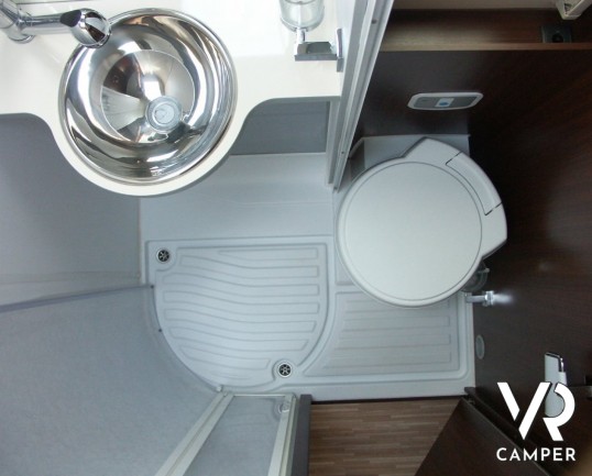 Arca P 699 GLM: camper usato semintegrale con garage regolabile in altezza, letto basculante, usato recente.