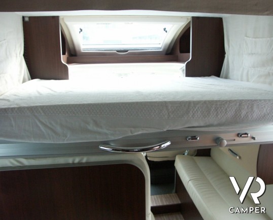 Arca P 699 GLM: camper usato semintegrale con garage regolabile in altezza, letto basculante, usato recente.