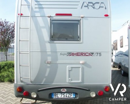 Arca Super America 475: occasione camper usato in colorazione silver, 7 posti letto, 6 omologato.