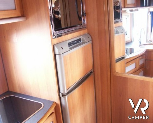 Arca Super America 475: occasione camper usato in colorazione silver, 7 posti letto, 6 omologato.