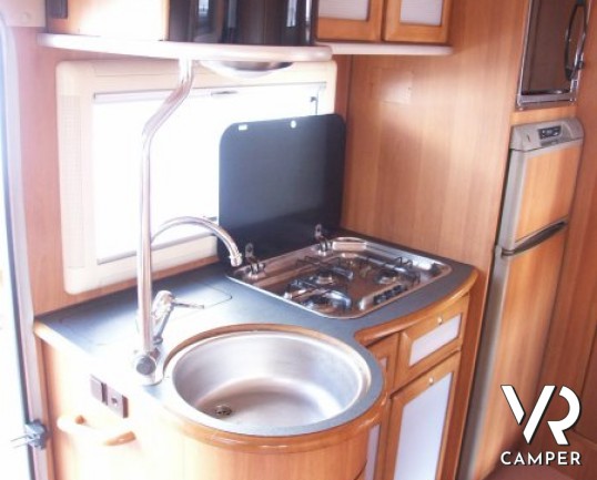 Arca Super America 475: occasione camper usato in colorazione silver, 7 posti letto, 6 omologato.