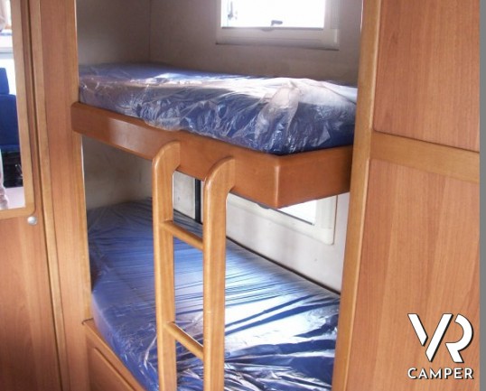 Arca Super America 475: occasione camper usato in colorazione silver, 7 posti letto, 6 omologato.