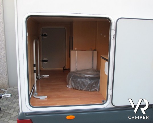 Autoroller Garage P: camper usato semintegrale con garage, perfetto per le vacanze con lo scooter.
