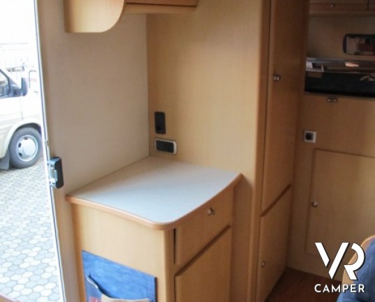 Autoroller Garage P: camper usato semintegrale con garage, perfetto per le vacanze con lo scooter.