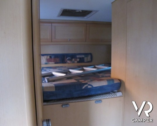 Autoroller Garage P: camper usato semintegrale con garage, perfetto per le vacanze con lo scooter.