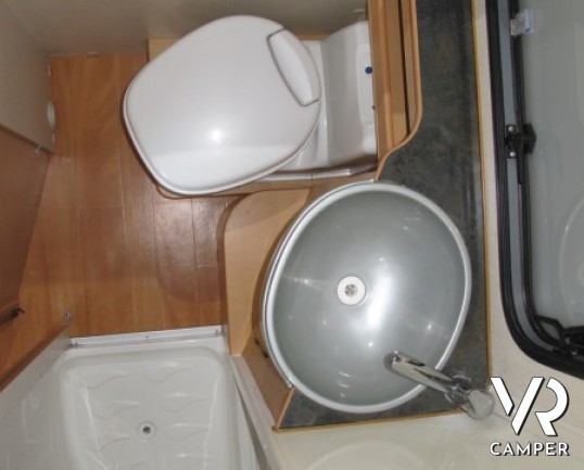 Autoroller Garage P: camper usato semintegrale con garage, perfetto per le vacanze con lo scooter.