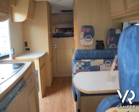 Autoroller Garage P: camper usato semintegrale con garage, perfetto per le vacanze con lo scooter.