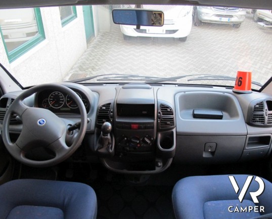 Autoroller Garage P: camper usato semintegrale con garage, perfetto per le vacanze con lo scooter.