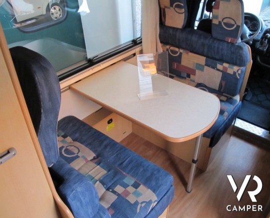 Autoroller Garage P: camper usato semintegrale con garage, perfetto per le vacanze con lo scooter.