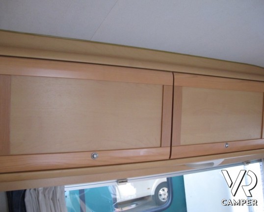 Autoroller Garage P: camper usato semintegrale con garage, perfetto per le vacanze con lo scooter.