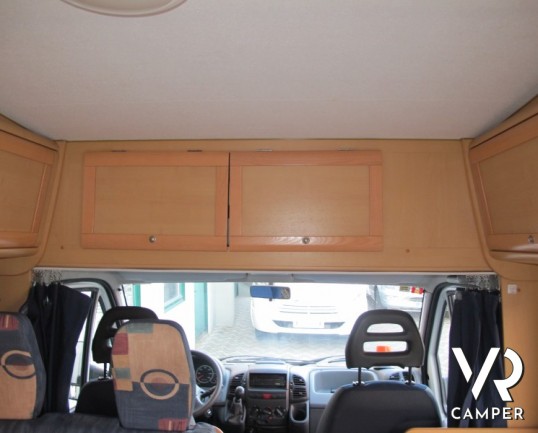 Autoroller Garage P: camper usato semintegrale con garage, perfetto per le vacanze con lo scooter.