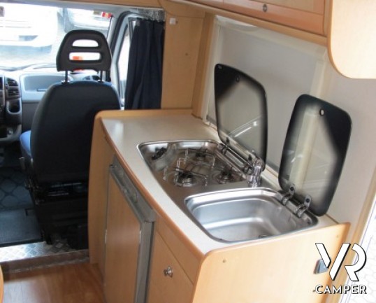 Autoroller Garage P: camper usato semintegrale con garage, perfetto per le vacanze con lo scooter.