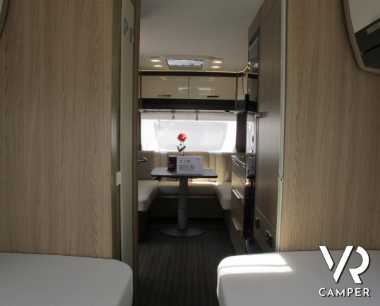 Burstner Averso 540 TL: caravan spaziosa con letti gemelli bassi, dinette a ferro di cavallo molto ampia