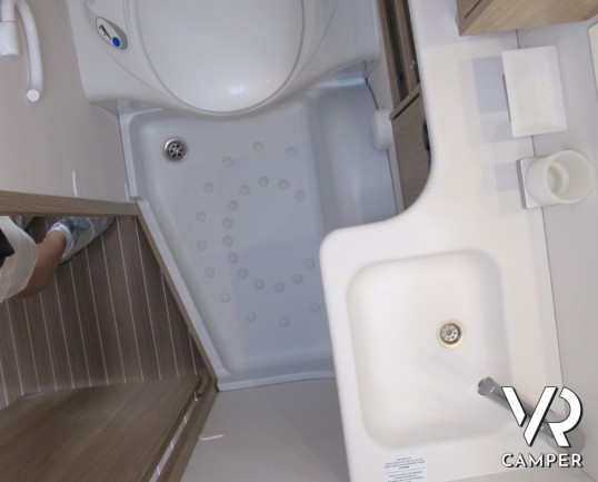 Burstner Averso 540 TL: caravan spaziosa con letti gemelli bassi, dinette a ferro di cavallo molto ampia