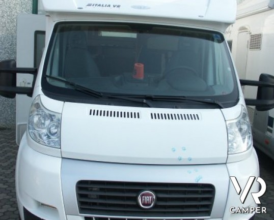 Blu Camp Sky 10: camper usato semintegrale d'occasione di piccole dimensioni con garage.