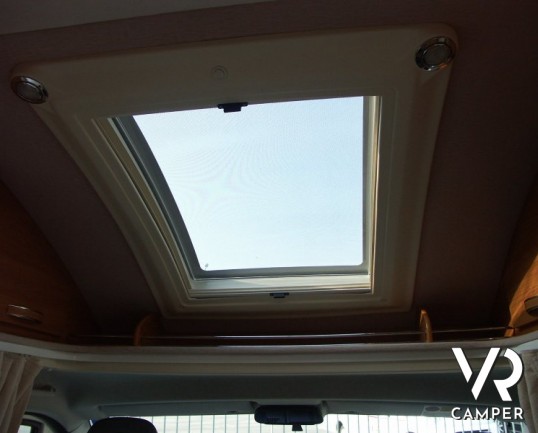 Blu Camp Sky 10: camper usato semintegrale d'occasione di piccole dimensioni con garage.