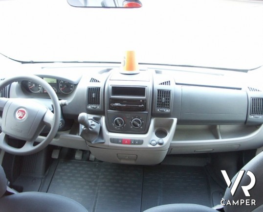 Blu Camp Sky 10: camper usato semintegrale d'occasione di piccole dimensioni con garage.