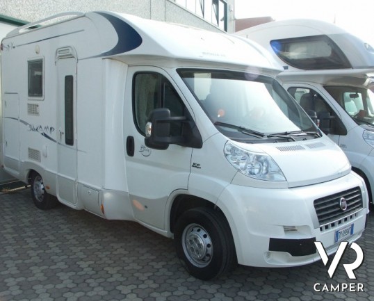 Blu Camp Sky 10: camper usato semintegrale d'occasione di piccole dimensioni con garage.