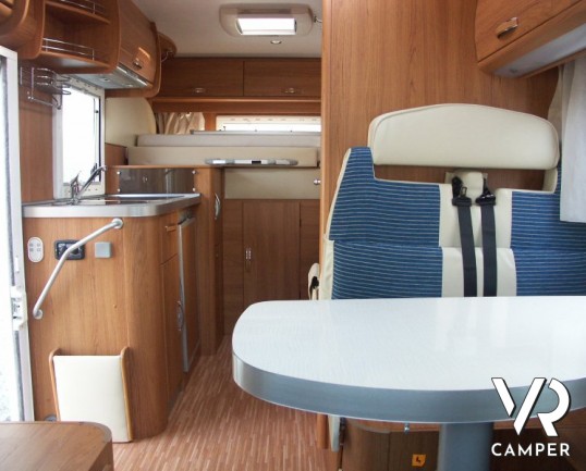 Blu Camp Sky 10: camper usato semintegrale d'occasione di piccole dimensioni con garage.