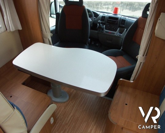 Blu Camp Sky 10: camper usato semintegrale d'occasione di piccole dimensioni con garage.