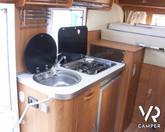 Blu Camp Sky 10: camper usato semintegrale d'occasione di piccole dimensioni con garage.