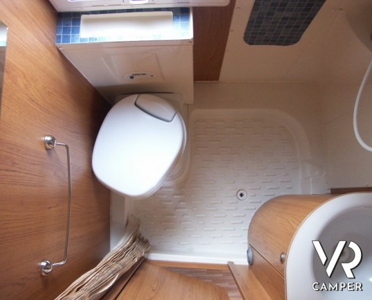 Blu Camp Sky 10: camper usato semintegrale d'occasione di piccole dimensioni con garage.