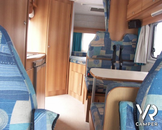 Blu Camp Sky 20: camper semintegrale usato con letto alla francese di piccole dimensioni su meccanica Ford.