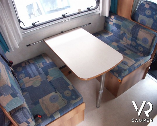 Blu Camp Sky 20: camper semintegrale usato con letto alla francese di piccole dimensioni su meccanica Ford.