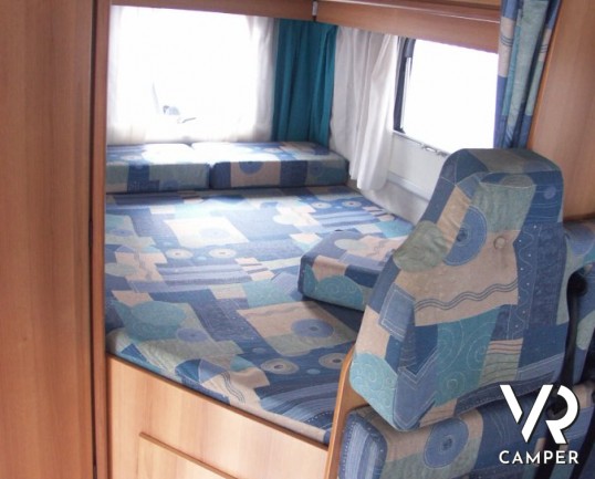 Blu Camp Sky 20: camper semintegrale usato con letto alla francese di piccole dimensioni su meccanica Ford.