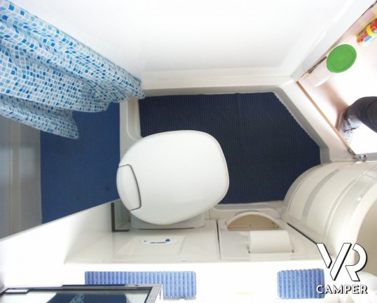 Blu Camp Sky 20: camper semintegrale usato con letto alla francese di piccole dimensioni su meccanica Ford.