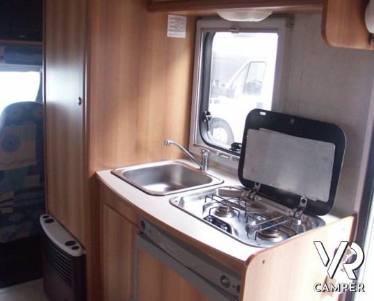 Blu Camp Sky 20: camper semintegrale usato con letto alla francese di piccole dimensioni su meccanica Ford.