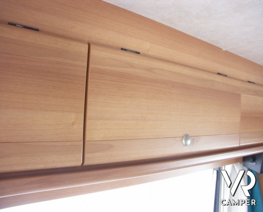 Blu Camp Sky 20: camper semintegrale usato con letto alla francese di piccole dimensioni su meccanica Ford.