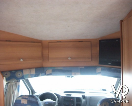 Blu Camp Sky 20: camper semintegrale usato con letto alla francese di piccole dimensioni su meccanica Ford.