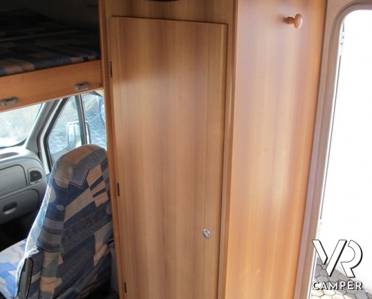 Blu Camp Sky 50: camper usato a Torino con letti a castello laterali, su meccanica Ford con aria condizionata in cabina.