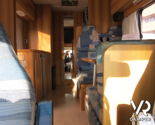 Blu Camp Sky 50: camper usato a Torino con letti a castello laterali, su meccanica Ford con aria condizionata in cabina.