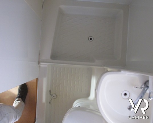 Blu Camp Sky 50: camper usato a Torino con letti a castello laterali, su meccanica Ford con aria condizionata in cabina.