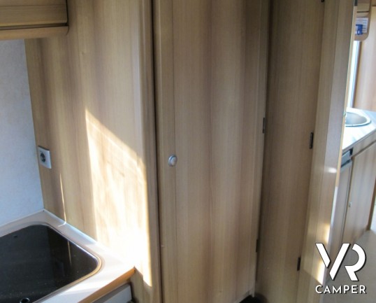 Blu Camp Sky 50: camper usato a Torino con letti a castello laterali, su meccanica Ford con aria condizionata in cabina.