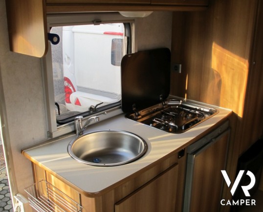 Blu Camp Sky 50: camper usato a Torino con letti a castello laterali, su meccanica Ford con aria condizionata in cabina.