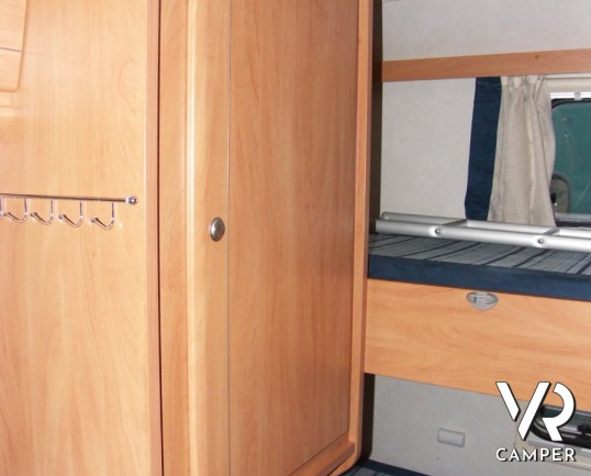 BLU CAMP FLY 51: mansardato usato economico per prime esperienze, con doccia separata e letti a castello