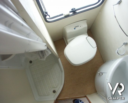 BLU CAMP FLY 51: mansardato usato economico per prime esperienze, con doccia separata e letti a castello