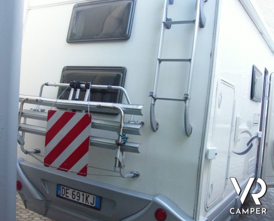 BLU CAMP FLY 51: mansardato usato economico per prime esperienze, con doccia separata e letti a castello