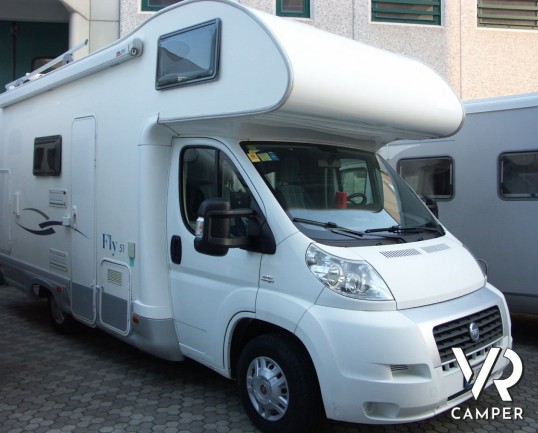 BLU CAMP FLY 51: mansardato usato economico per prime esperienze, con doccia separata e letti a castello