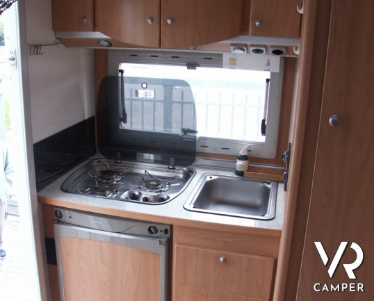 BURSTNER A532-2 - mansardato usato 5 posti letto con doppio pavimento adatto per il campeggio invernale.