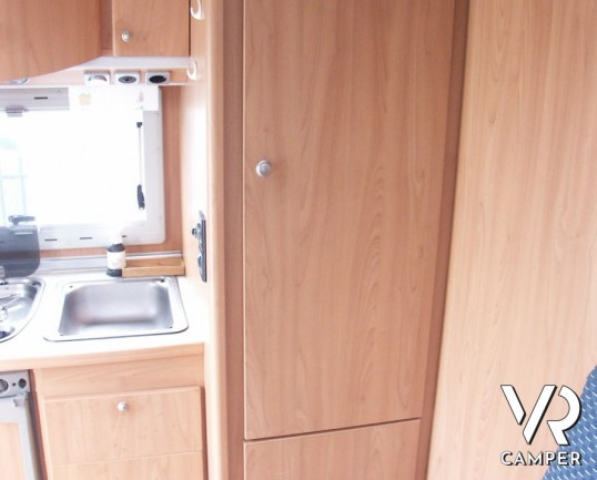 BURSTNER A532-2 - mansardato usato 5 posti letto con doppio pavimento adatto per il campeggio invernale.