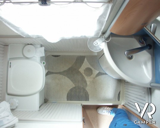 BURSTNER A532-2 - mansardato usato 5 posti letto con doppio pavimento adatto per il campeggio invernale.