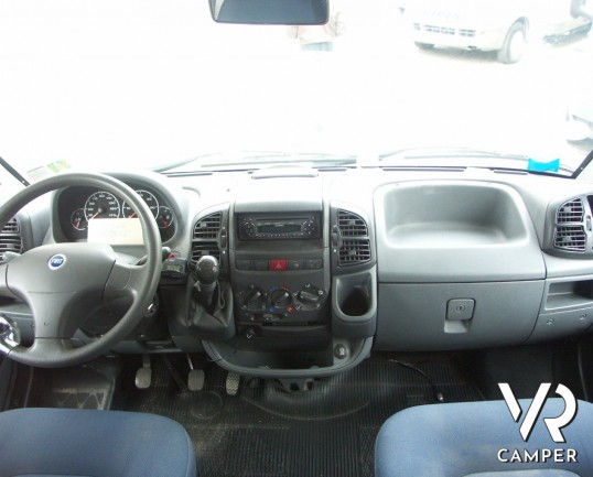 BURSTNER A532-2 - mansardato usato 5 posti letto con doppio pavimento adatto per il campeggio invernale.