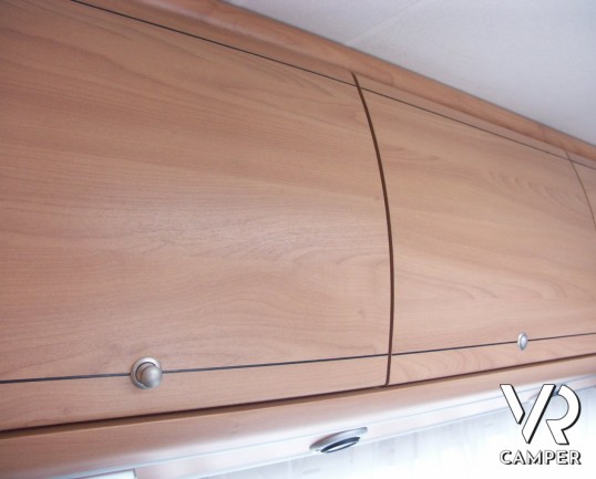 BURSTNER A532-2 - mansardato usato 5 posti letto con doppio pavimento adatto per il campeggio invernale.