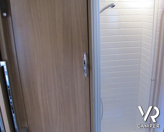 Burstner Argos A 747-2: maxi camper mansardato con doppio asse posteriore, ampio garage, bagno e doccia separati, ampia dinette