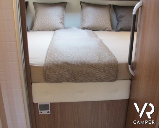 Burstner Argos A 747-2: maxi camper mansardato con doppio asse posteriore, ampio garage, bagno e doccia separati, ampia dinette